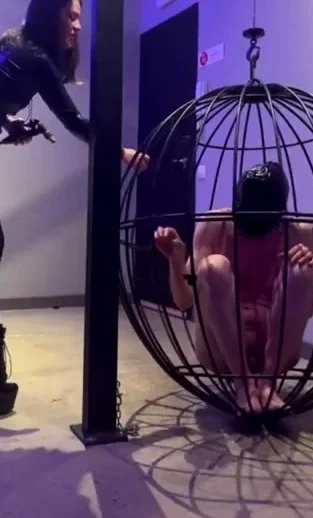 MissErinia - Mistress Erinia Humiliates The Slave In The