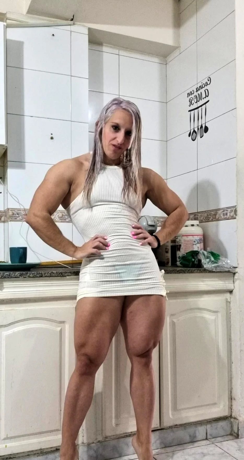 Urine fetish babe masturbates in her pee