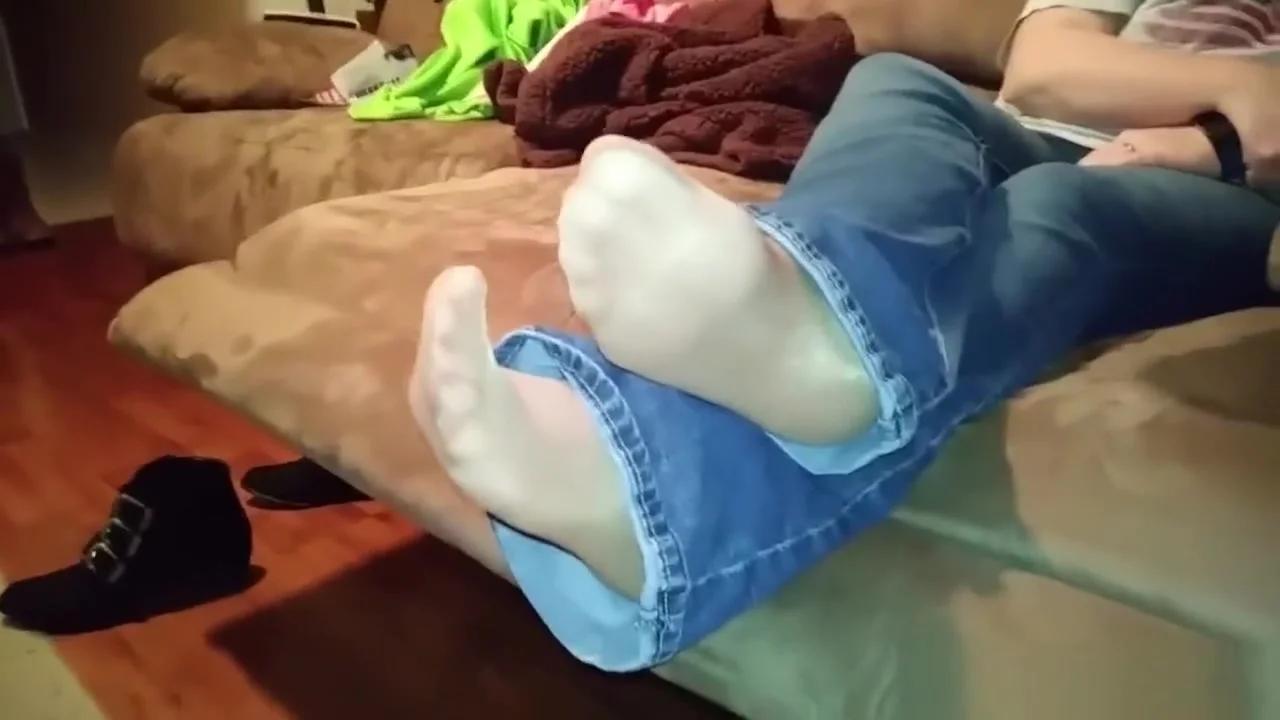 Nylon foot tease 04