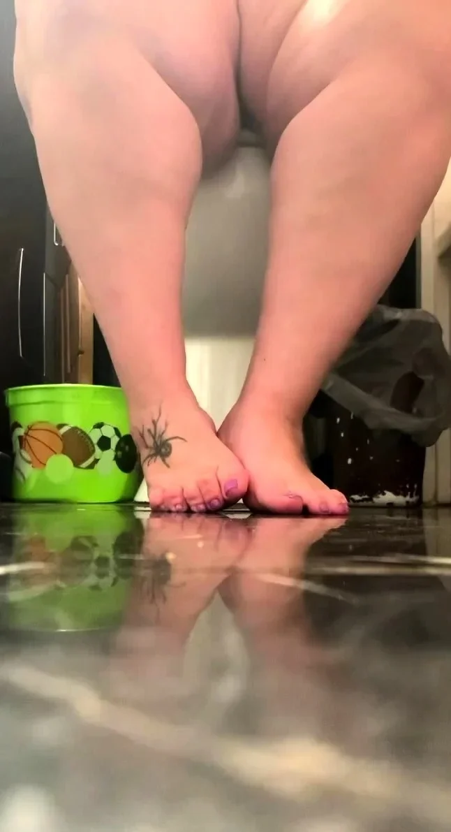 Amateur BBW Bathroom Fetish